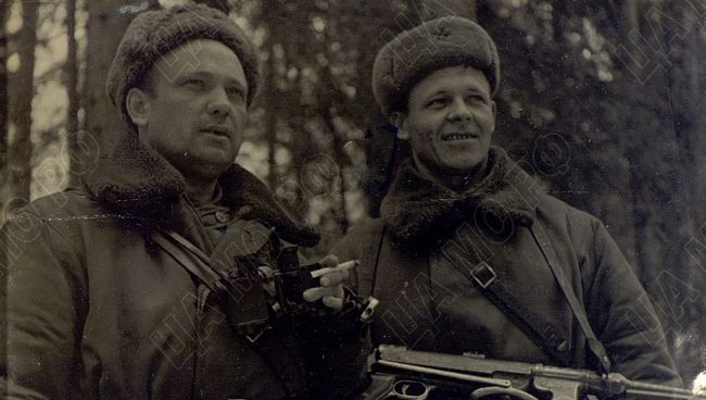 Командир 8 воздушно-десантной бригады полковник Ануфриев и комиссар бригады - батальонный комиссар Распопов Командир 8 воздушно-десантной бригады полковник Ануфриев и комиссар бригады - батальонный комиссар Распопов