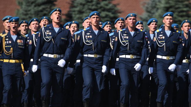 Военнослужащие на Красной площади в Москве во время празднования Дня Воздушно-десантных войск. 2 августа 2018 Военнослужащие на Красной площади в Москве во время празднования Дня Воздушно-десантных войск. 2 августа 2018