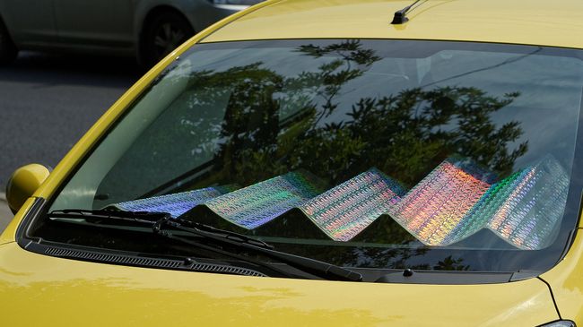 Солнцезащитный экран под лобовым стеклом автомобиля Солнцезащитный экран под лобовым стеклом автомобиля