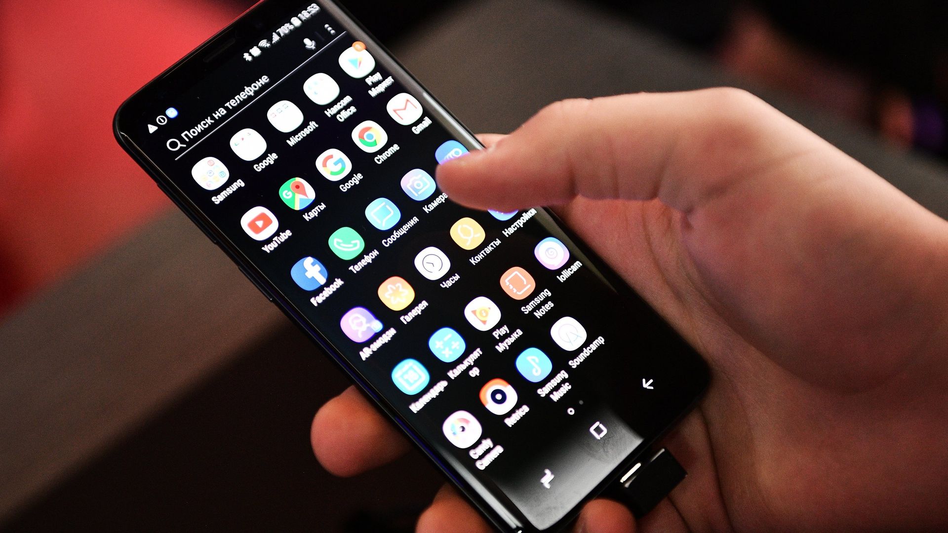 Samsung Galaxy в руках покупателя - РИА Новости, 1920, 09.07.2025
