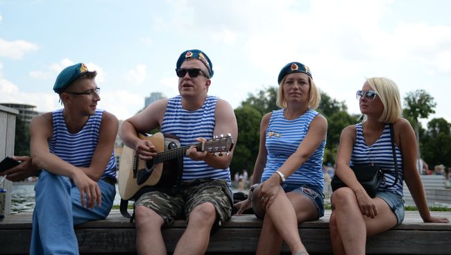 Участники празднования дня ВДВ в Парке Горького в Москве. Архивное фото Участники празднования дня ВДВ в Парке Горького в Москве. Архивное фото