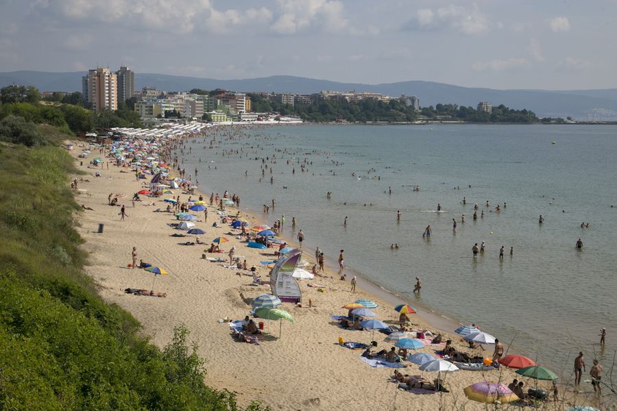 Пляж в городе Несебыр, Болгария Пляж в городе Несебыр, Болгария
