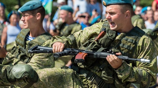 Служащие Воздушно-десантных войск в Парке культуры и отдыха имени Юрия Гагарина в Симферополе