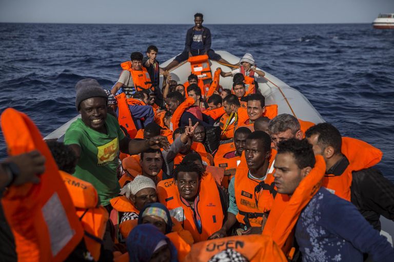 Лодка с мигрантами недалеко от берегов Ливии Лодка с мигрантами недалеко от берегов Ливии