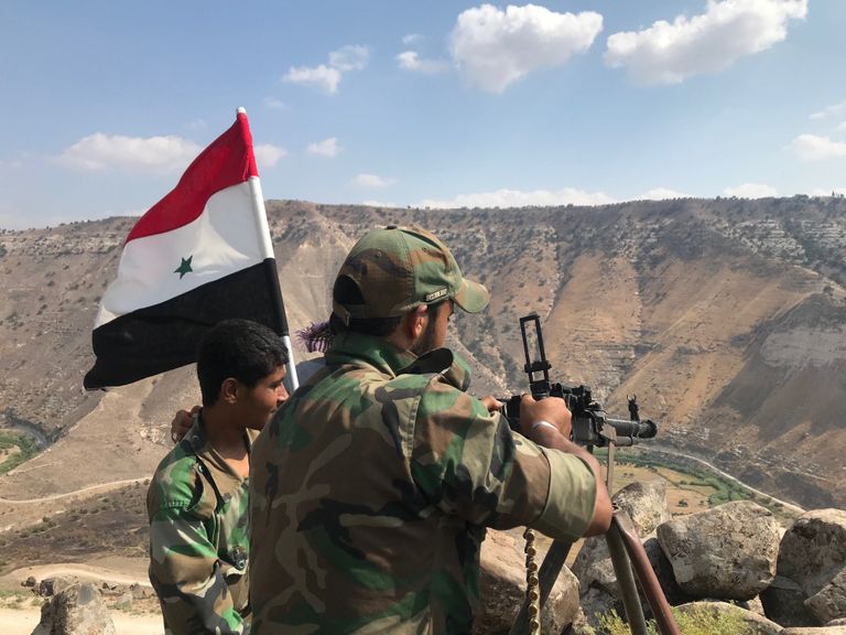 Сирийские военные в деревне Эль-Кувейа на границе с Иорданией и Израилем на юго-западе провинции Дераа