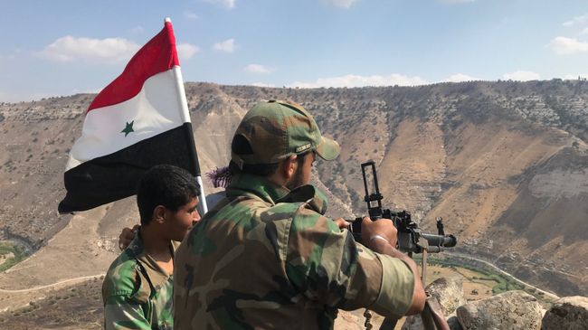 Сирийские военные в деревне Эль-Кувейа на границе с Иорданией и Израилем на юго-западе провинции Дераа Сирийские военные в деревне Эль-Кувейа на границе с Иорданией и Израилем на юго-западе провинции Дераа