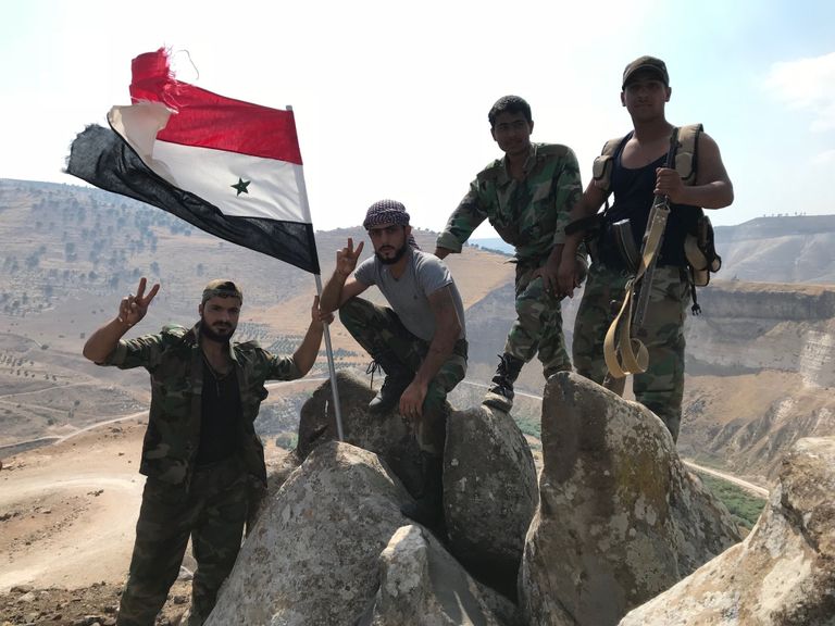 Сирийские военные водрузили государственный флаг на крайней точки территории страны на юго-западе провинции Дераа на границе с Иорданией