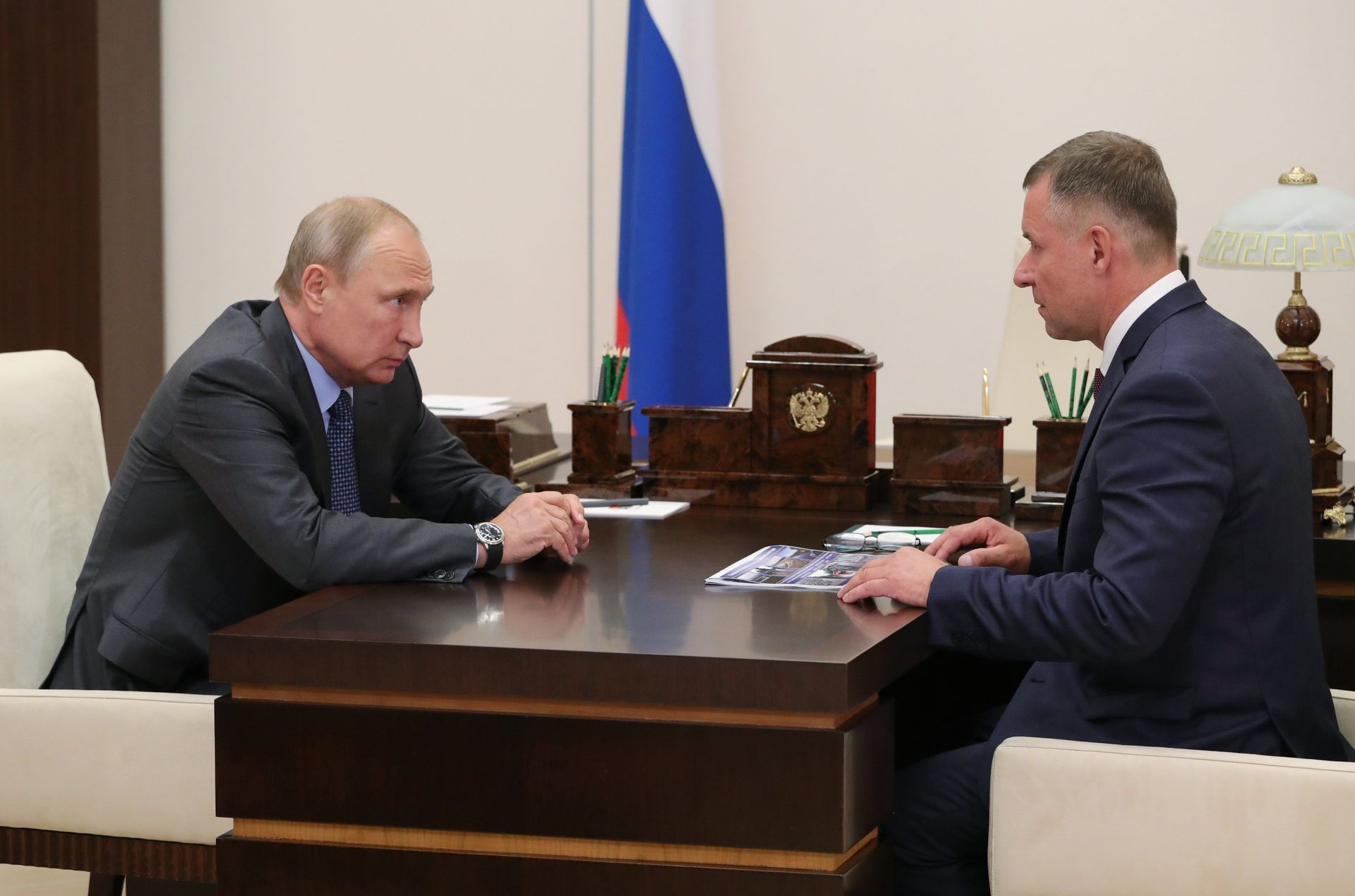 Президент РФ Владимир Путин и министр по делам гражданской обороны, чрезвычайным ситуациям и ликвидации последствий стихийных бедствий Евгений Зиничев во время встречи. 2 августа 2018 Президент РФ Владимир Путин и министр по делам гражданской обороны, чрезвычайным ситуациям и ликвидации последствий стихийных бедствий Евгений Зиничев во время встречи. 2 августа 2018 - РИА Новости, 1920, 08.09.2021