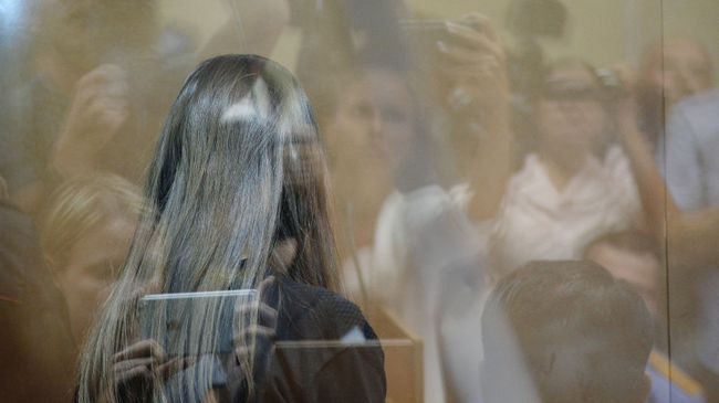 Одна из сестер Хачатурян, обвиняемых в убийстве своего отца, Михаила Хачатуряна, в зале Останкинского суда Москвы во время избрания меры пресечения. Архивное фото Одна из сестер Хачатурян, обвиняемых в убийстве своего отца, Михаила Хачатуряна, в зале Останкинского суда Москвы во время избрания меры пресечения. Архивное фото
