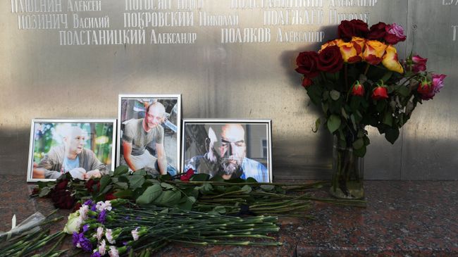 Цветы у фотографий погибших в Центральноафриканской Республике российских журналистов возле Дома журналистов в Москве Цветы у фотографий погибших в Центральноафриканской Республике российских журналистов возле Дома журналистов в Москве