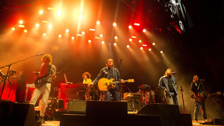 Группа Arcade Fire во время выступления в рамках тура Everything Now Continued Tour в Филадельфии Группа Arcade Fire во время выступления в рамках тура Everything Now Continued Tour в Филадельфии