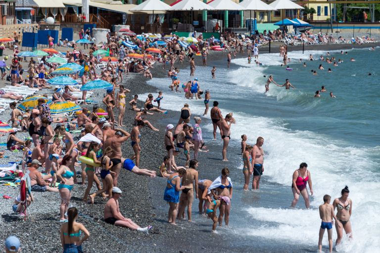 Отдыхающие на пляже в Алуште Отдыхающие на пляже в Алуште