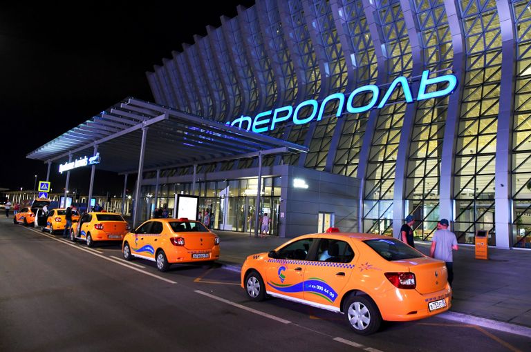 Такси у здания терминала Крымская волна международного аэропорта Симферополь Такси у здания терминала Крымская волна международного аэропорта Симферополь