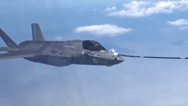 Неудачная дозаправка F-35 в воздухе попала на видео Неудачная дозаправка F-35 в воздухе попала на видео