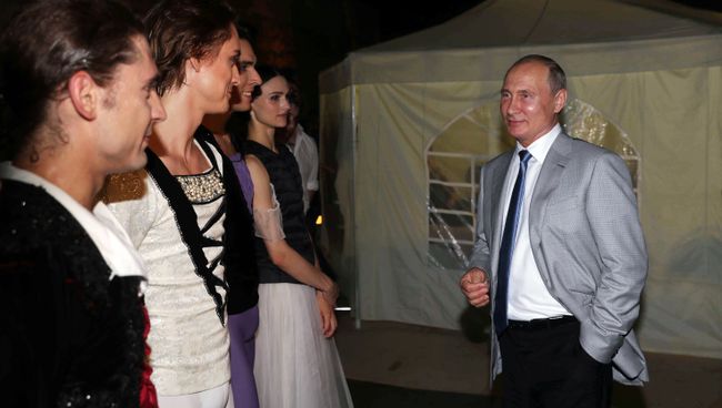 Владимир Путин с солистами балета во время посещения вечера-открытия фестиваля под открытым небом Опера в Херсонесе. 4 августа 2018 Владимир Путин с солистами балета во время посещения вечера-открытия фестиваля под открытым небом Опера в Херсонесе. 4 августа 2018