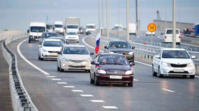 Автомобильное движение по автодорожной части Крымского моста. 16 мая 2018 Автомобильное движение по автодорожной части Крымского моста. 16 мая 2018