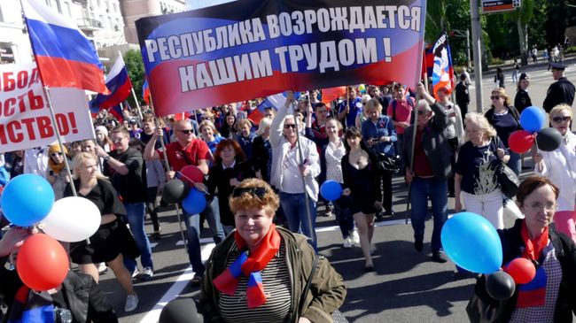 Участники торжественного шествия в Донецке, посвященного Дню самопровозглашенной Донецкой народной республики. Архивное фото Участники торжественного шествия в Донецке, посвященного Дню самопровозглашенной Донецкой народной республики. Архивное фото