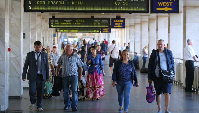 Пассажиры на Центральном железнодорожном вокзале в Киеве. Архивное фото Пассажиры на Центральном железнодорожном вокзале в Киеве. Архивное фото
