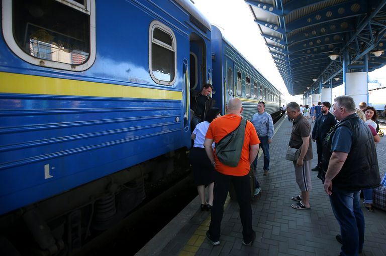 Пассажиры на перроне Центрального железнодорожного вокзала в Киеве Пассажиры на перроне Центрального железнодорожного вокзала в Киеве
