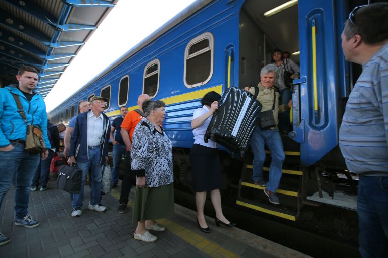 Пассажиры поезда №005 Украина по маршруту Москва-Киев на перроне Центрального вокзал в Киеве