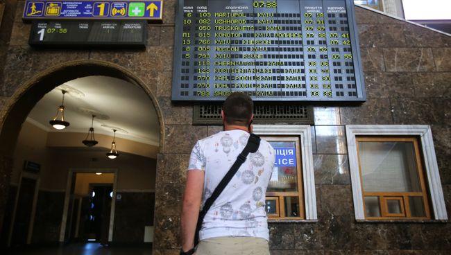 Табло расписания движения поездов на Центральном железнодорожном вокзале в Киеве