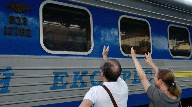 Поезд Киев - Москва на ж/д вокзале в Киеве. Архивное фото Поезд Киев - Москва на ж/д вокзале в Киеве. Архивное фото