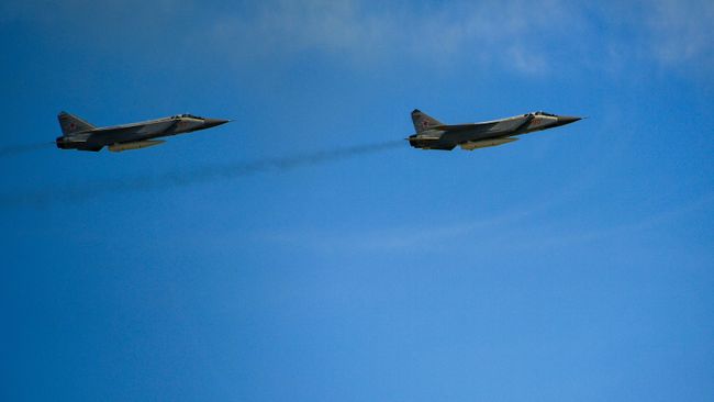 Многоцелевые истребители МиГ-31 с гиперзвуковыми ракетами Кинжал 