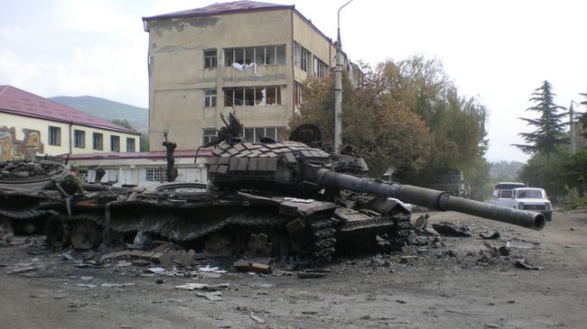 Разбитая боевая техника в городе Цхинвали, подвергшемся нападению грузинских войск. 11 августа 2008 года Разбитая боевая техника в городе Цхинвали, подвергшемся нападению грузинских войск. 11 августа 2008 года