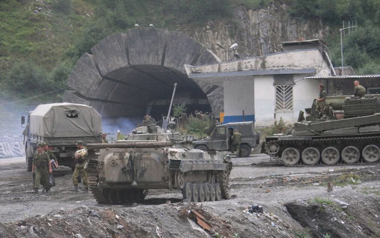Боевая техника российских военнослужащих у Рокского тоннеля. 13 августа 2008 года Боевая техника российских военнослужащих у Рокского тоннеля. 13 августа 2008 года