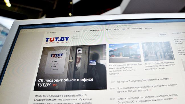 Страница информационного портала tut.by на мониторе. Архивное фото