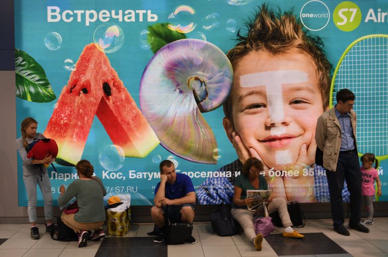 Пассажиры в аэропорту Домодедово