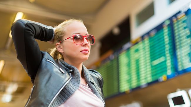Девушка в аэропорту Девушка в аэропорту