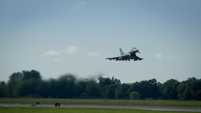 Истребитель Eurofighter на авиабазе Эмари в Эстонии Истребитель Eurofighter на авиабазе Эмари в Эстонии