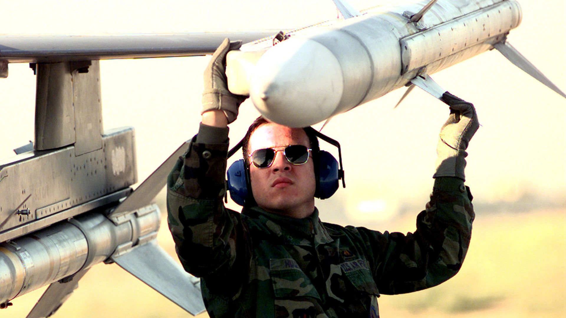 Ракета класса воздух-воздух AIM-120 AMRAAM Ракета класса воздух-воздух AIM-120 AMRAAM - РИА Новости, 1920, 10.10.2025