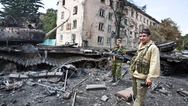 Югоосетинские ополченцы в городе Цхинвали, подвергшемся нападению грузинских войск