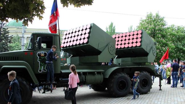 Реактивная система залпового огня Чебурашка на выставке в ДНР Реактивная система залпового огня Чебурашка на выставке в ДНР