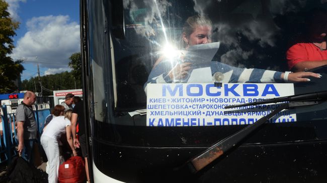 Автобус, следующий по маршруту Москва - Каменец-Подольский на автовокзале в Москве Автобус, следующий по маршруту Москва - Каменец-Подольский на автовокзале в Москве