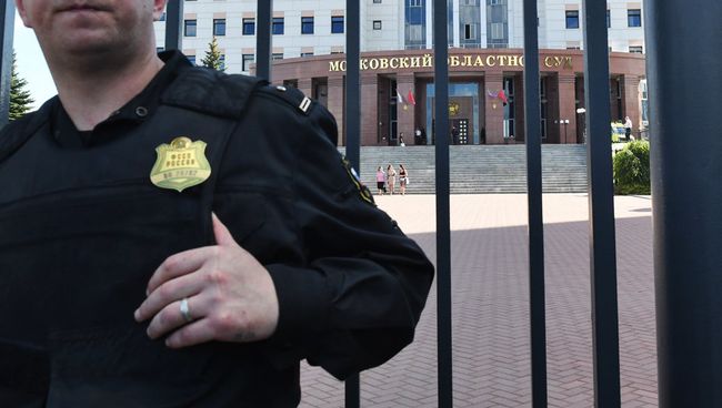 Сотрудник ФСИН у здания Московского областного суда после попытки побега участников банды GTA. Август 2017 Сотрудник ФСИН у здания Московского областного суда после попытки побега участников банды GTA. Август 2017