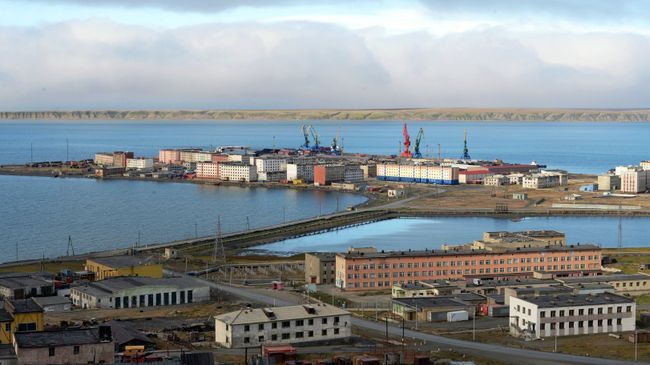 Вид на Морской порт города Певек