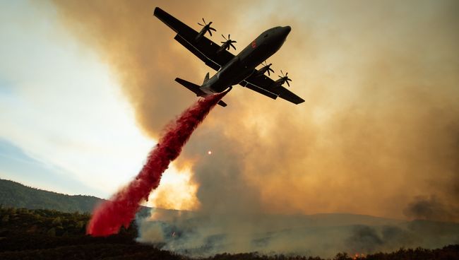 Тушение лесных пожаров в Калифорнии, США. Архивное фото Тушение лесных пожаров в Калифорнии, США. Архивное фото
