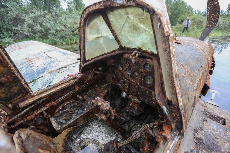 Штурмовик ИЛ-2 времен Великой Отечественной войны в ходе операции по подъему из озера Кулонга в Мурманской области. 9 августа 2018