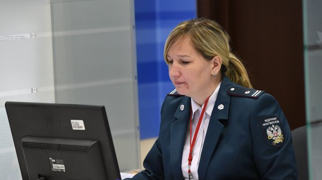 Сотрудница Федеральной налоговой службы РФ. Архивное фото Сотрудница Федеральной налоговой службы РФ. Архивное фото