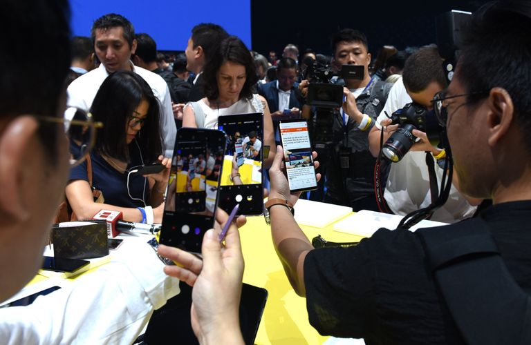 Журналисты смотрят новый телефон Galaxy Note 9 на презентации Galaxy Unpacked в Нью-Йорке Журналисты смотрят новый телефон Galaxy Note 9 на презентации Galaxy Unpacked в Нью-Йорке