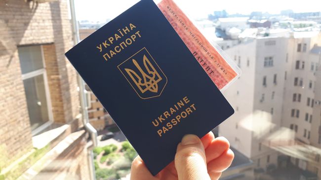 Гражданин Украины держит паспорт и патент на работу в РФ Гражданин Украины держит паспорт и патент на работу в РФ