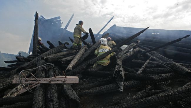 Сотрудник противопожарной службы у сгоревшего здания церкви Успения Божией Матери в Кондопоге в Карелии. 10 августа 2018 Сотрудник противопожарной службы у сгоревшего здания церкви Успения Божией Матери в Кондопоге в Карелии. 10 августа 2018