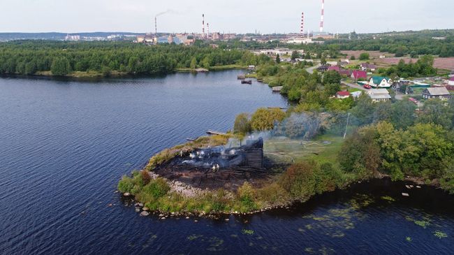 Сгоревшее здание церкви Успения Божией Матери в Кондопоге в Карелии. 10 августа 2018 Сгоревшее здание церкви Успения Божией Матери в Кондопоге в Карелии. 10 августа 2018