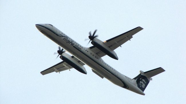 Самолет Bombardier Dash 8 Q400 авиакомпании Horizon Air (Alaska Air Group) в аэропорту Сиэтла Такома. Архивное фото Самолет Bombardier Dash 8 Q400 авиакомпании Horizon Air (Alaska Air Group) в аэропорту Сиэтла Такома. Архивное фото