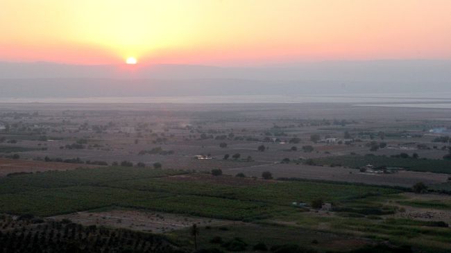 Вид на долину Мертвого моря с горы Лота, Иордания. Архивное фото