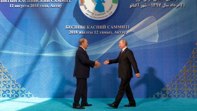 Владимир Путин и президент Казахстана Нурсултан Назарбаев на церемонии встречи глав государств-участников V Каспийского саммита в Актау. 12 августа 2018