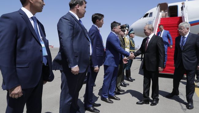 Владимир Путин во время встречи в аэропорту Актау. 12 августа 2018 Владимир Путин во время встречи в аэропорту Актау. 12 августа 2018
